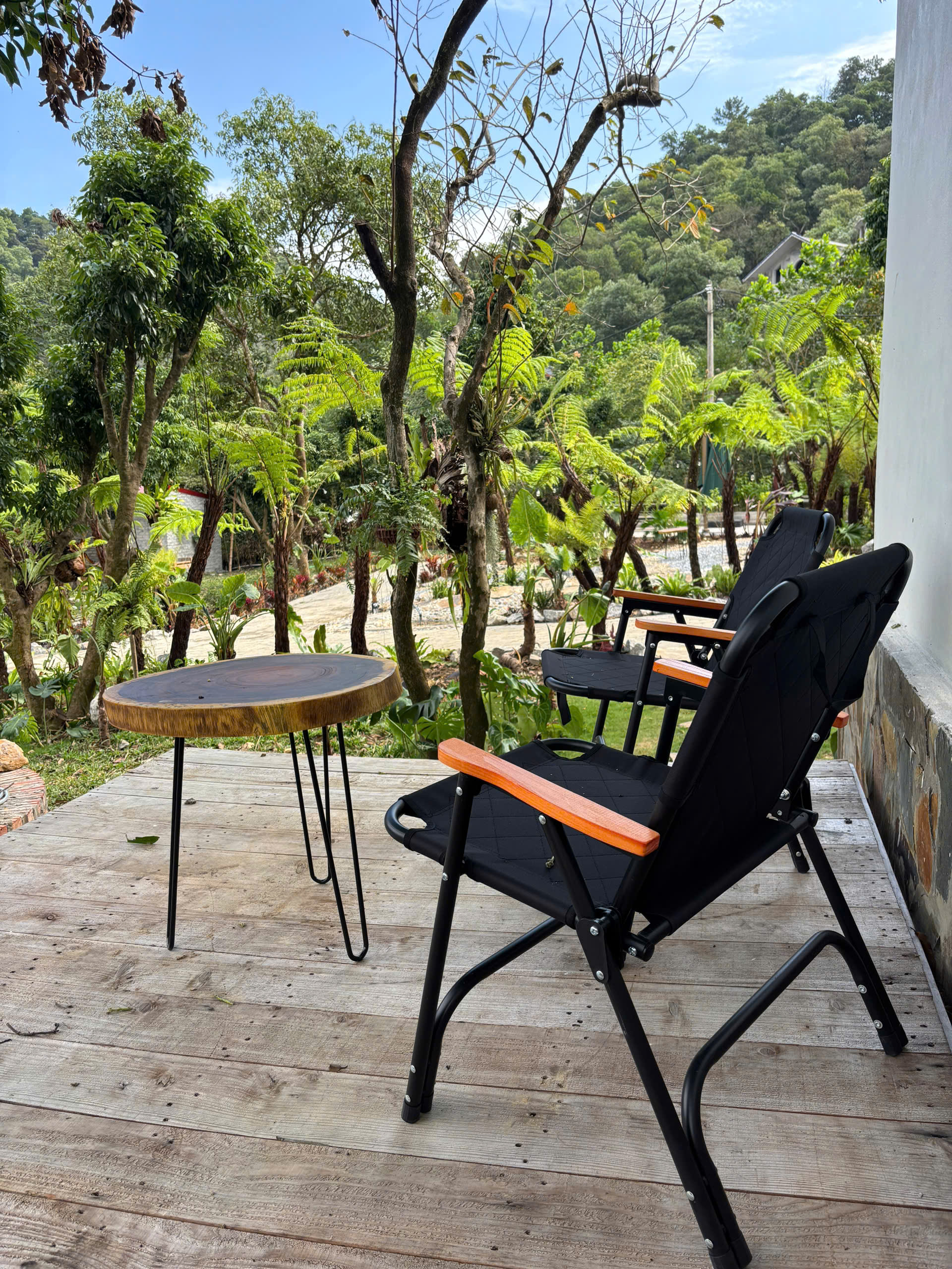 Bàn ghế thư giãn trên sàn gỗ, view vườn