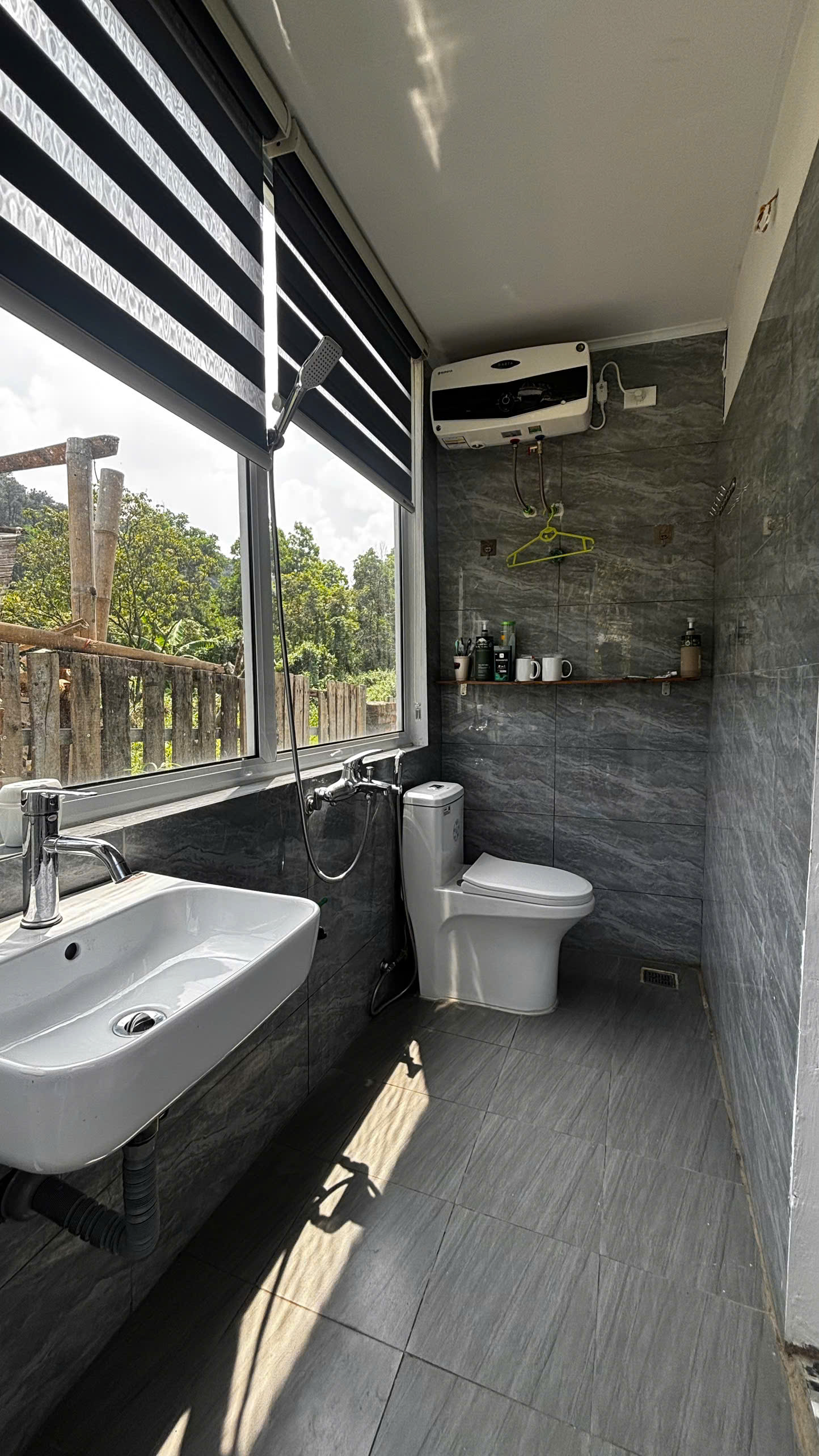 Phòng tắm Loft có cửa sổ
