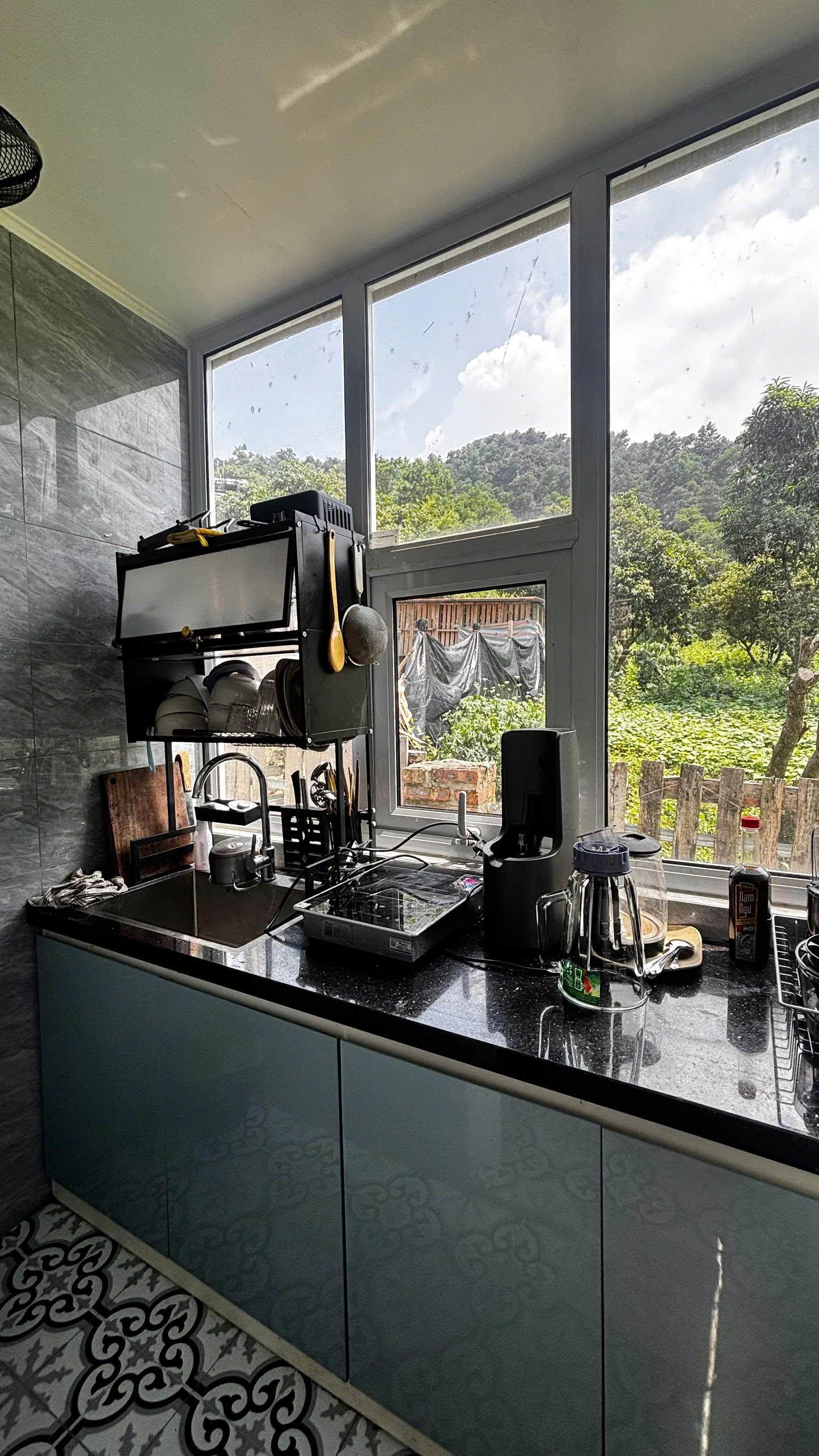 Bếp nhỏ trong phòng Loft, cửa sổ nhìn ra rừng